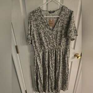 BloomChic Womens 14/16 Greenish Floral Midi Dress With Pockets. New With Tags